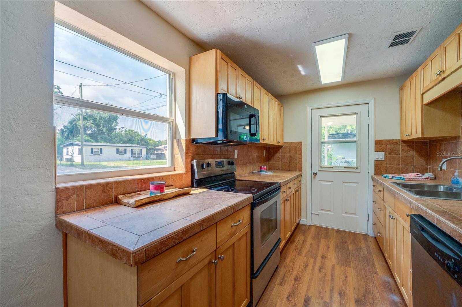 1220 LEON LN — photo 10