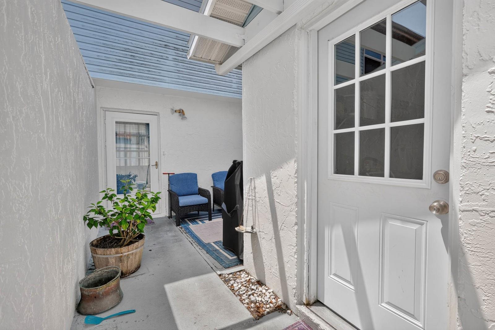 10 LONDON LN — photo 2