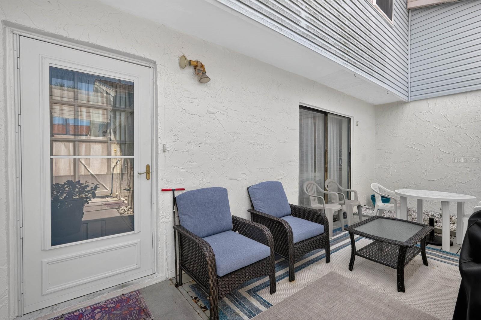 10 LONDON LN — photo 3