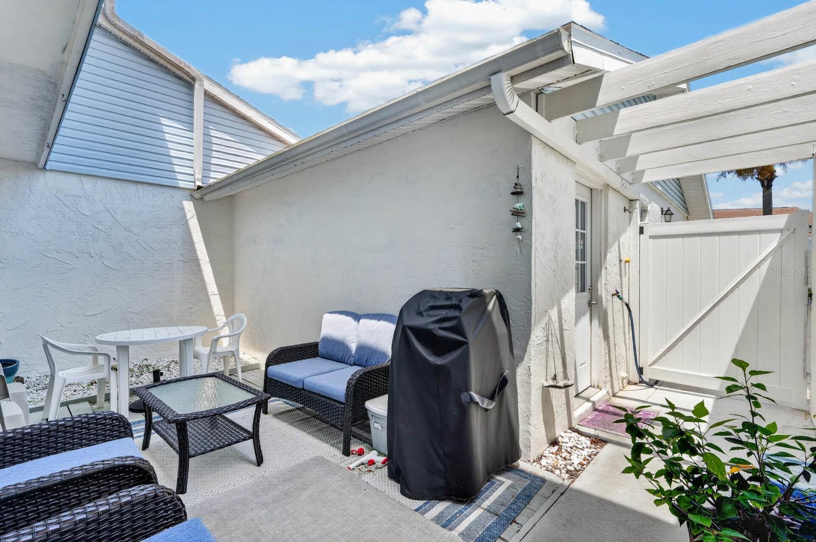 10 LONDON LN — photo 4