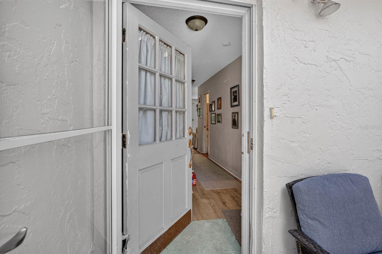 10 LONDON LN — photo 6