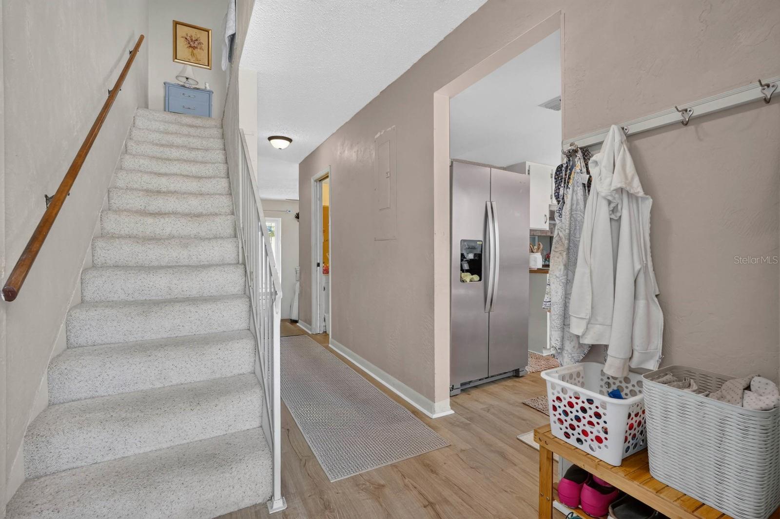 10 LONDON LN — photo 8