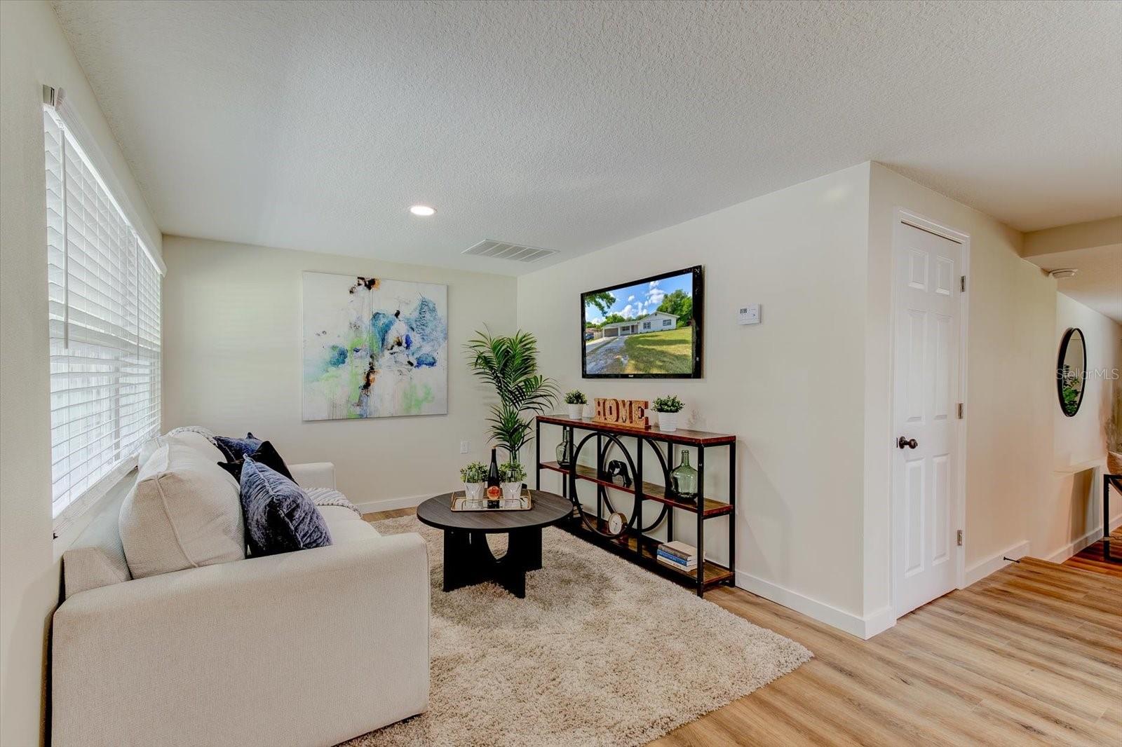 47 DAHLIA DR — photo 9