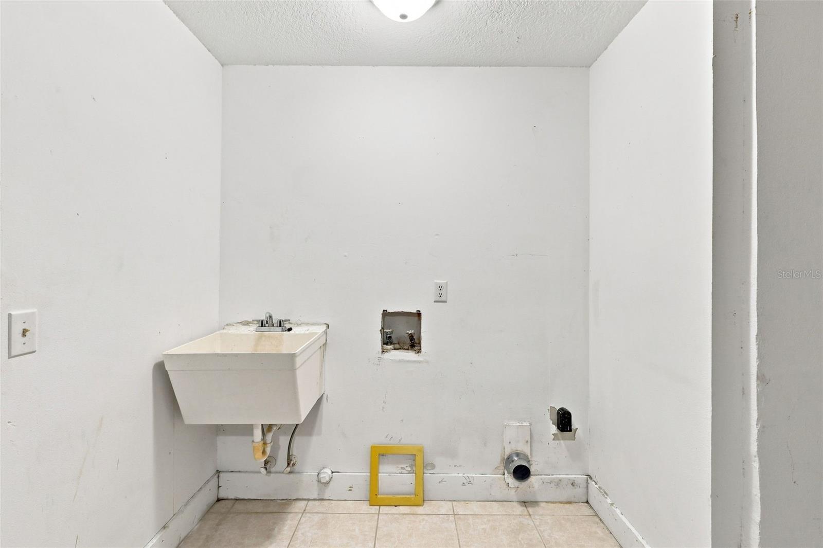 1098 E DE CARLO DR — photo 11