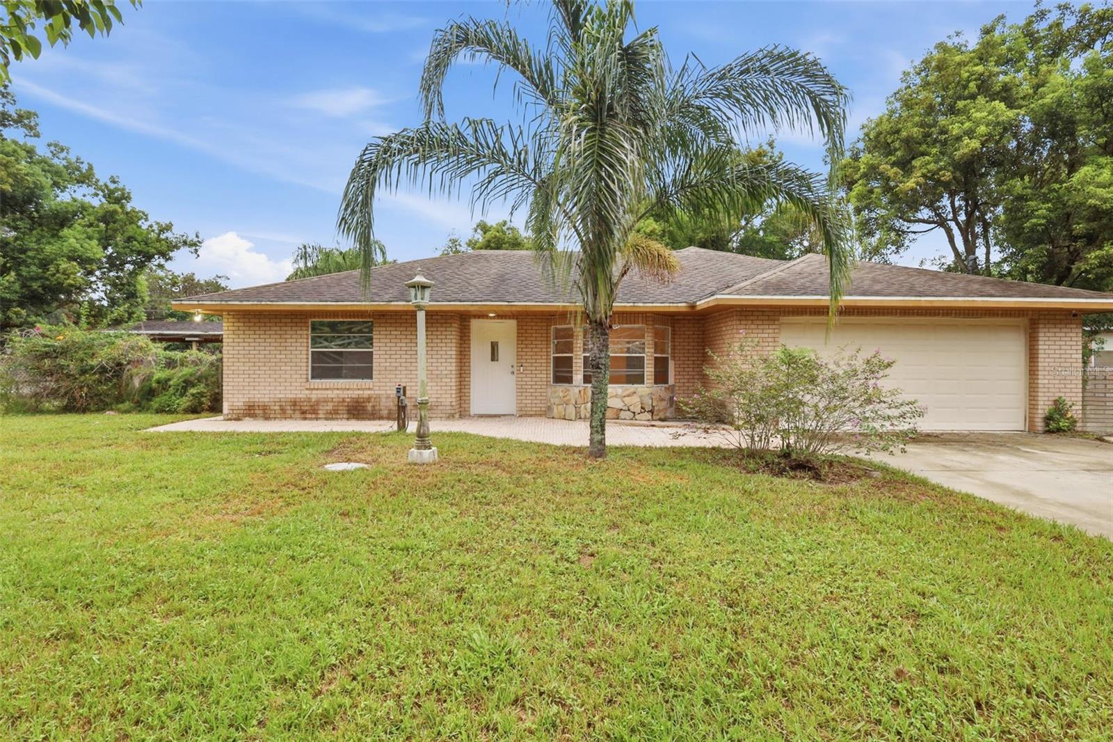 1098 E DE CARLO DR