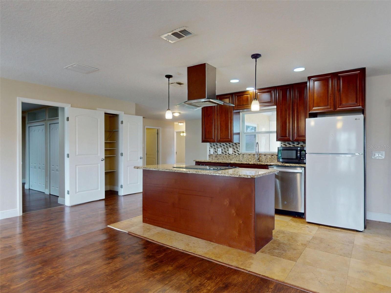2125 E PARKTON DR — photo 4