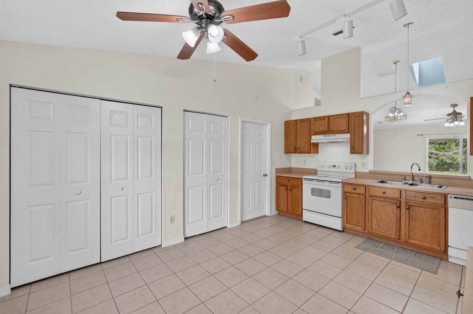 25 RYMSHAW DR — photo 10