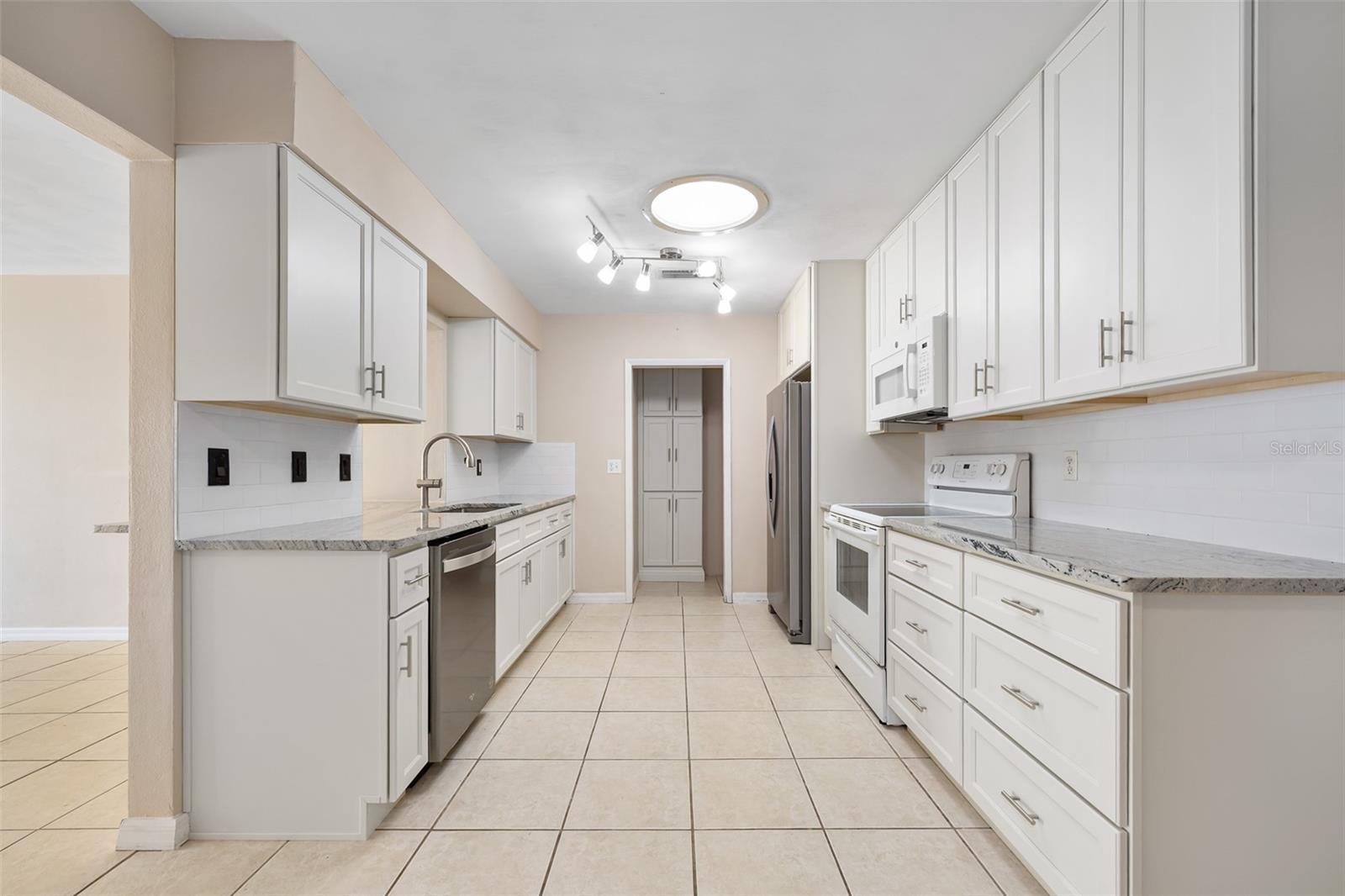 22 PLAZA DR — photo 11