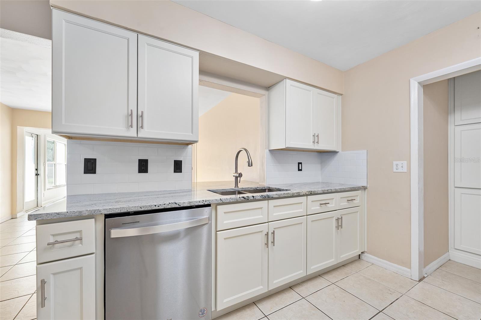 22 PLAZA DR — photo 12