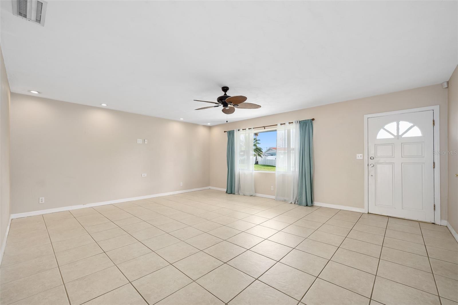 22 PLAZA DR — photo 8
