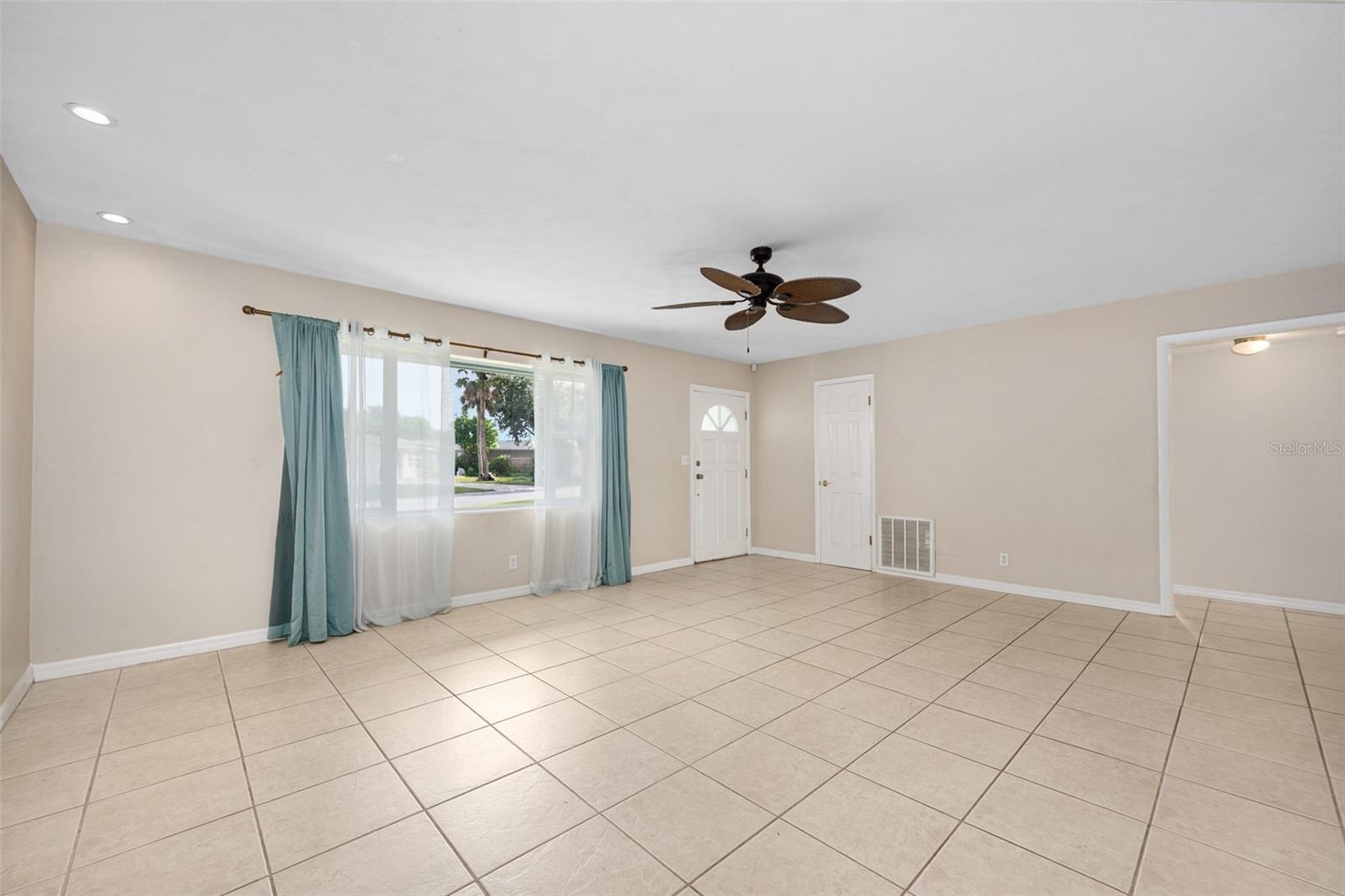 22 PLAZA DR — photo 9