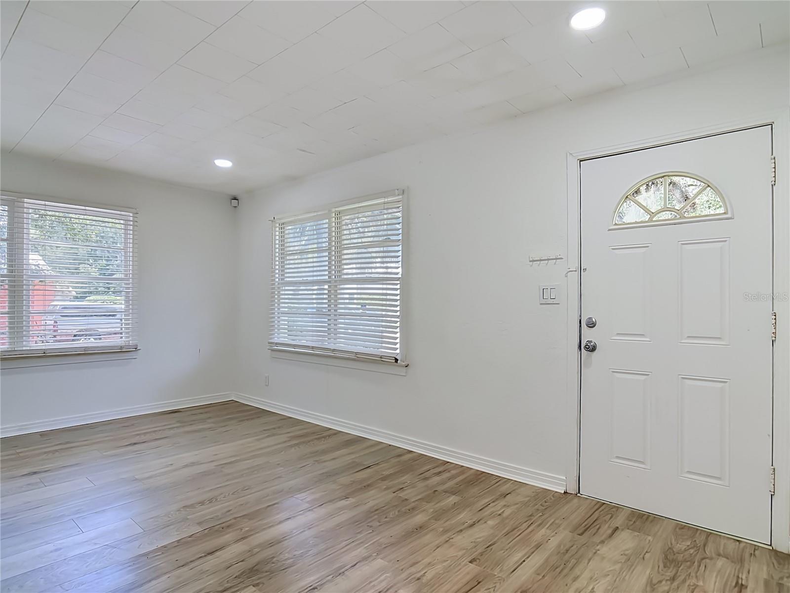 709 EDWARDS ST — photo 2