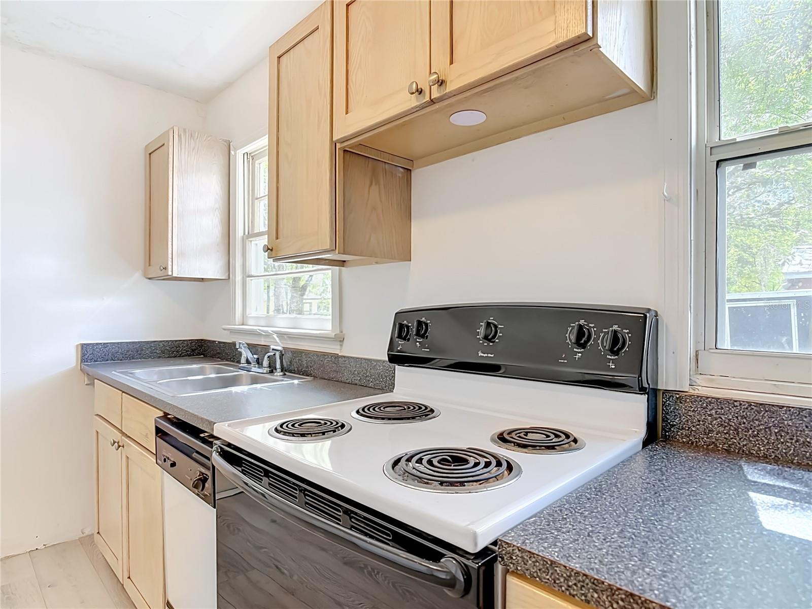 709 EDWARDS ST — photo 11