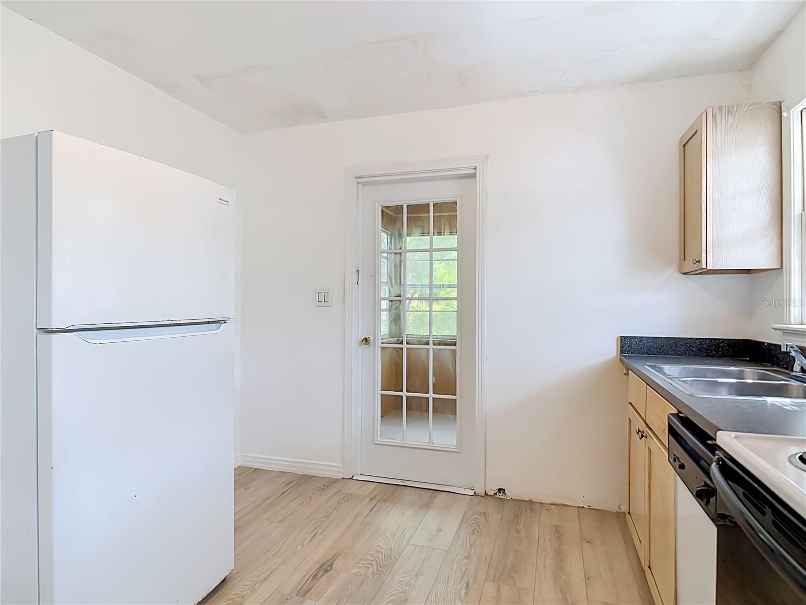 709 EDWARDS ST — photo 12