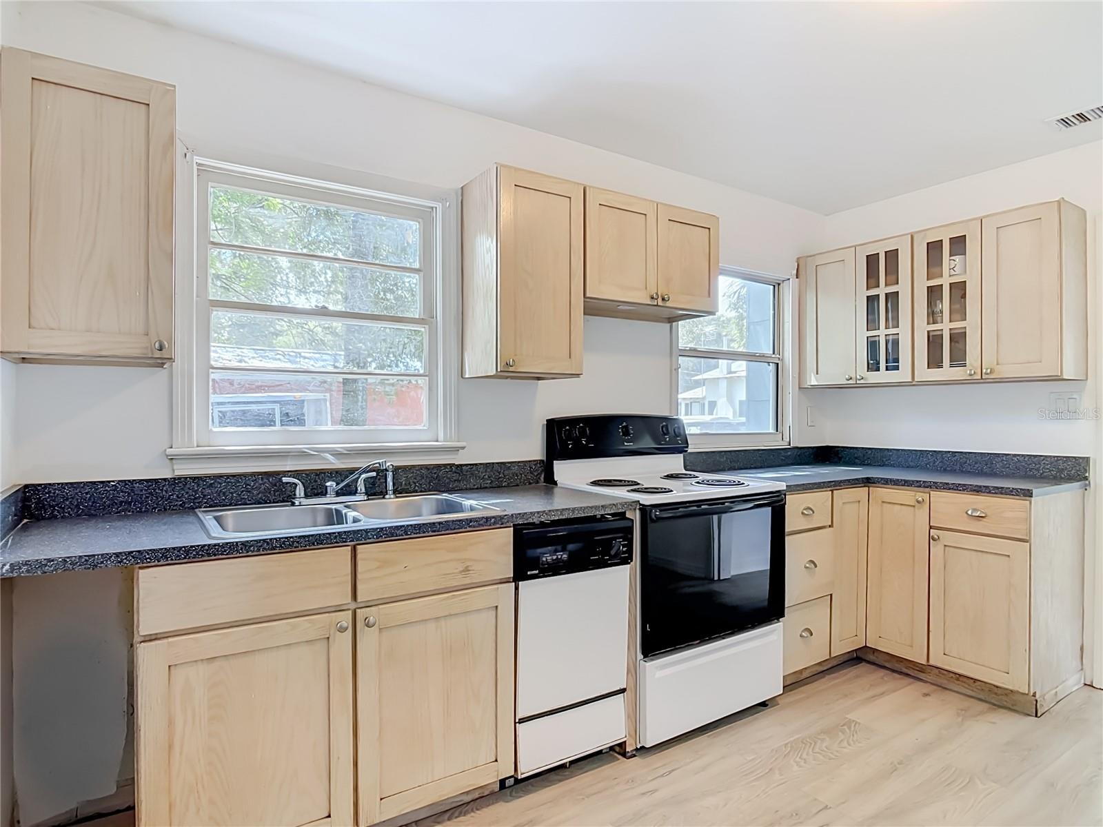 709 EDWARDS ST — photo 9