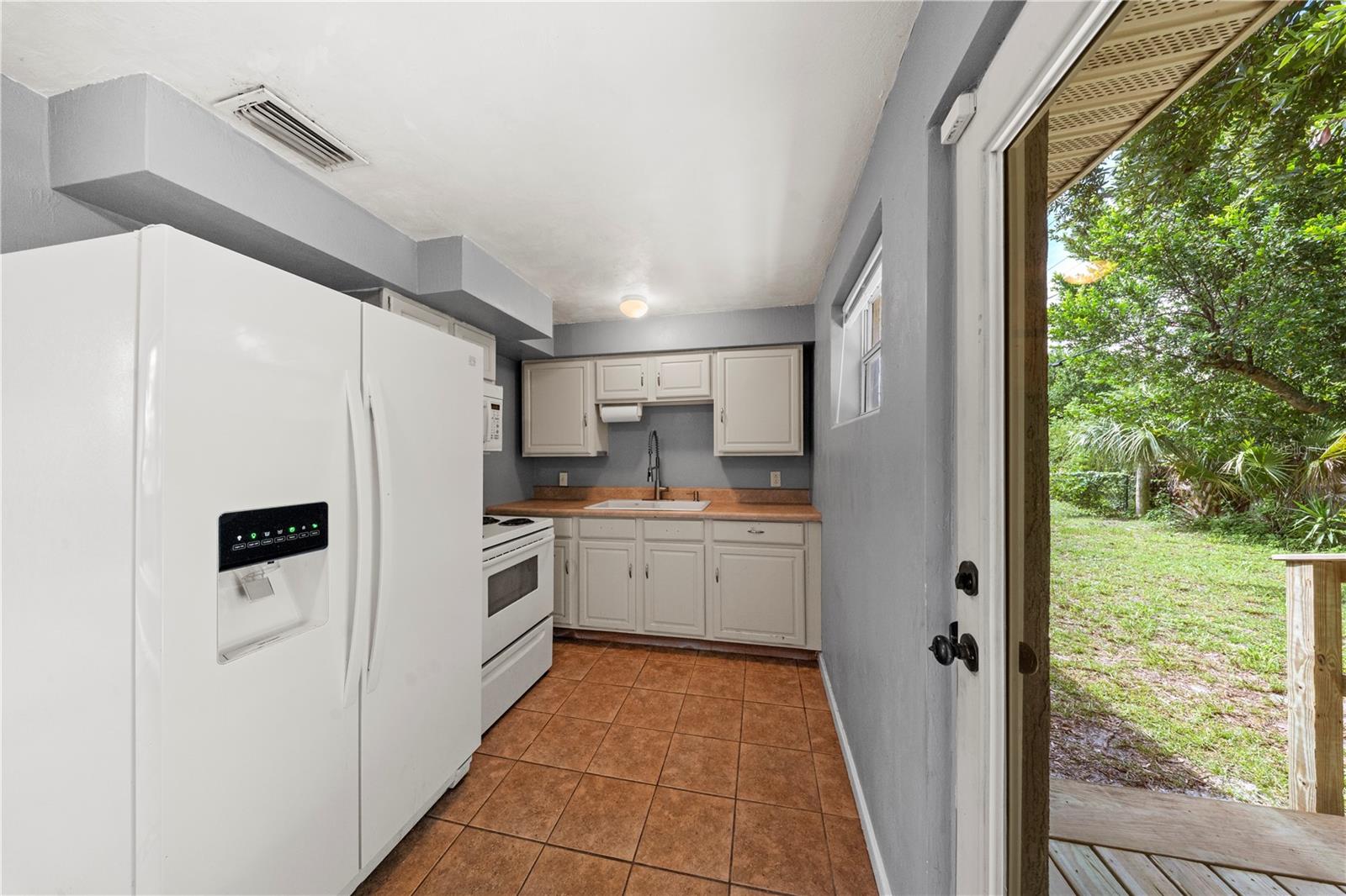 834 DERBYSHIRE RD — photo 7