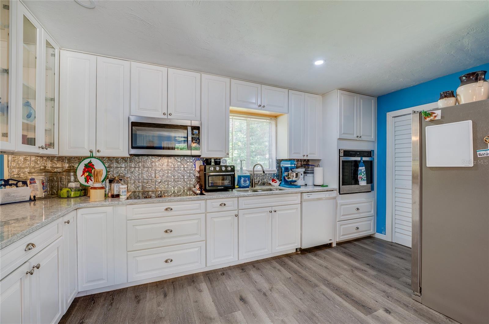 146 WESTWOOD DR — photo 9
