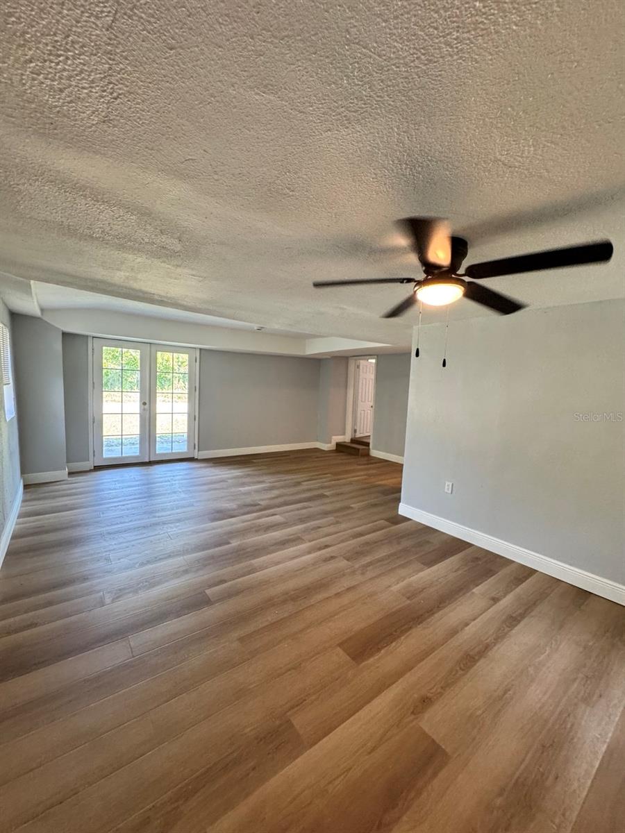 1320 S OLEANDER AVE — photo 11
