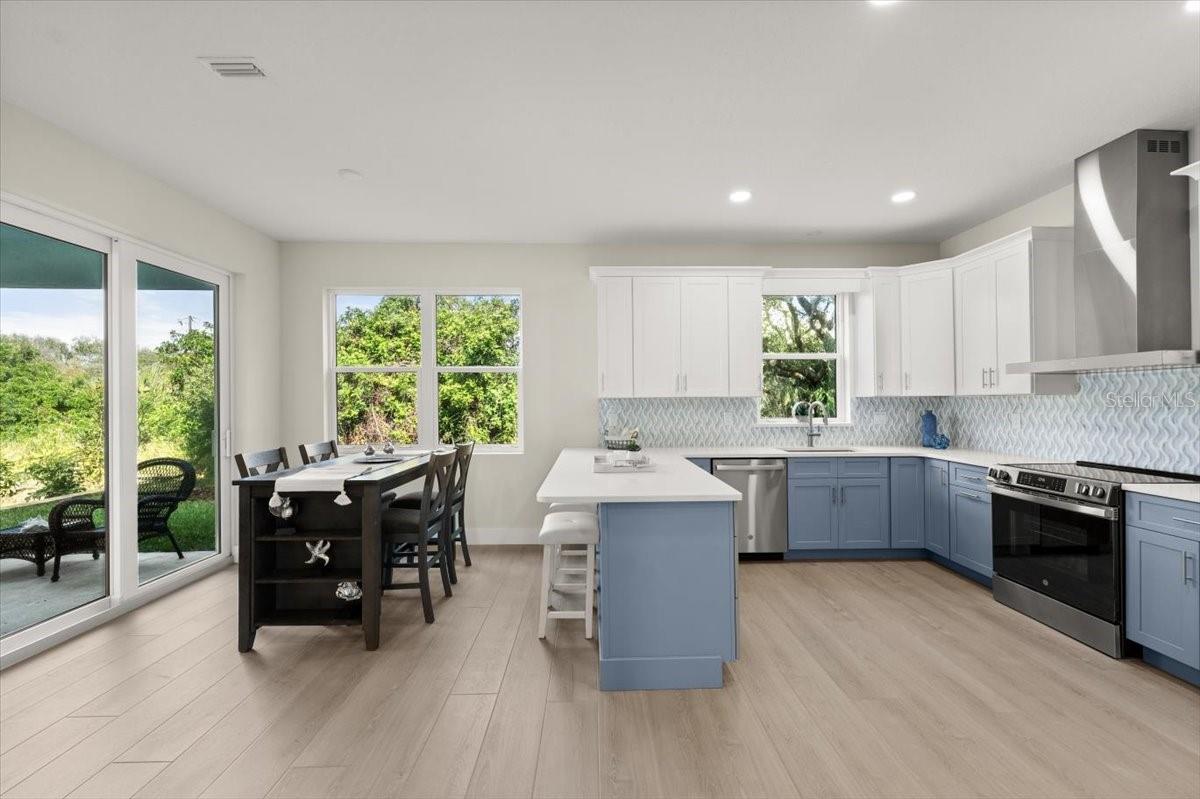 72 AURORA AVE — photo 12