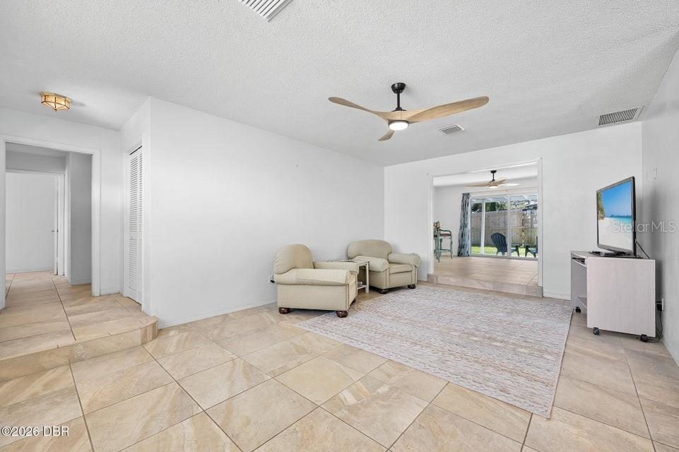 190 ELLICOTT DR — photo 9