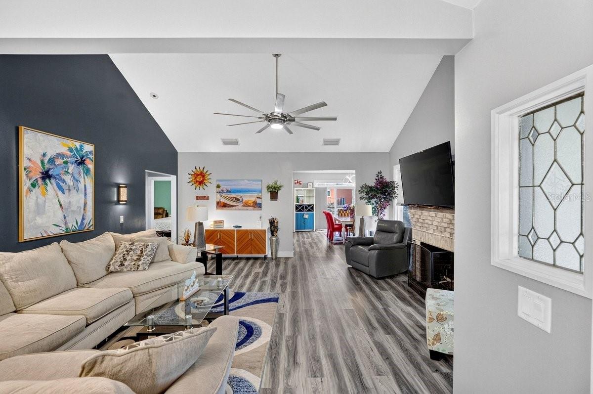 928 N OLEANDER AVE — photo 2