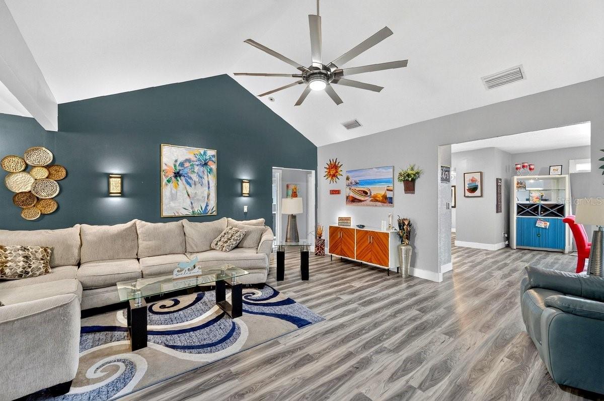 928 N OLEANDER AVE — photo 3