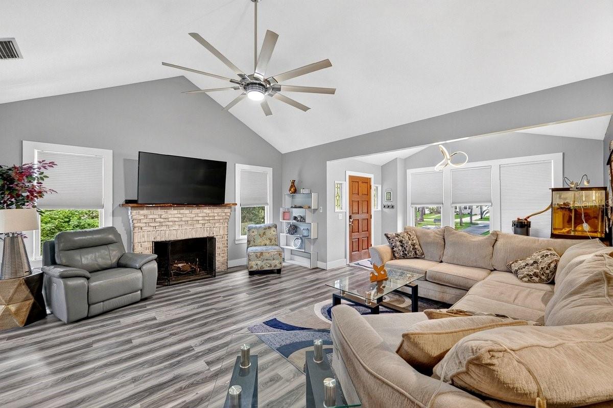 928 N OLEANDER AVE — photo 4