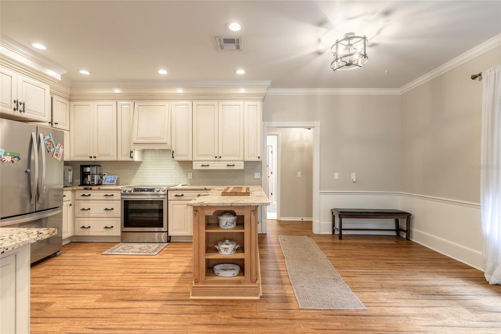 208 W STETSON AVE — photo 9