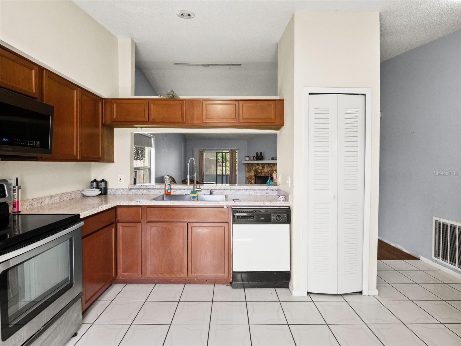 8937 VALENCIA GARDENS DR — photo 8