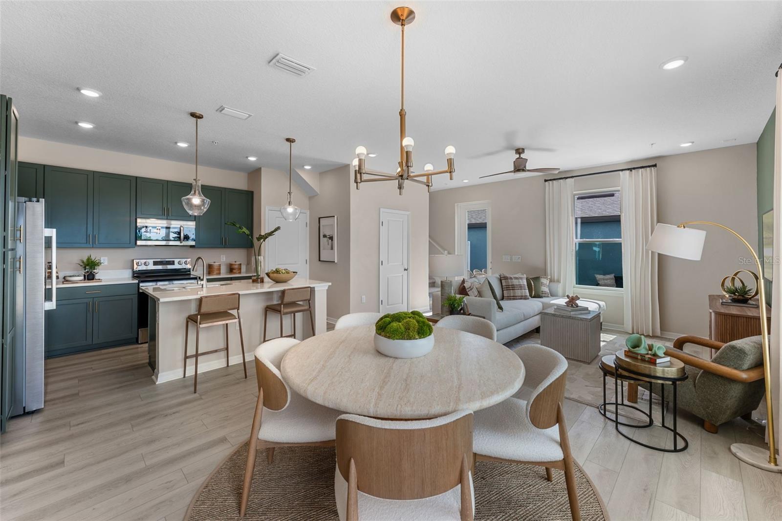 656 EMERALD GROVE DR — photo 2
